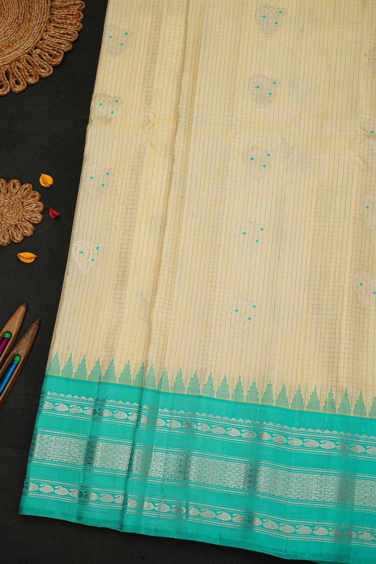 Gadwal Silk Cream Saree With Floral And Mango Paisley Border