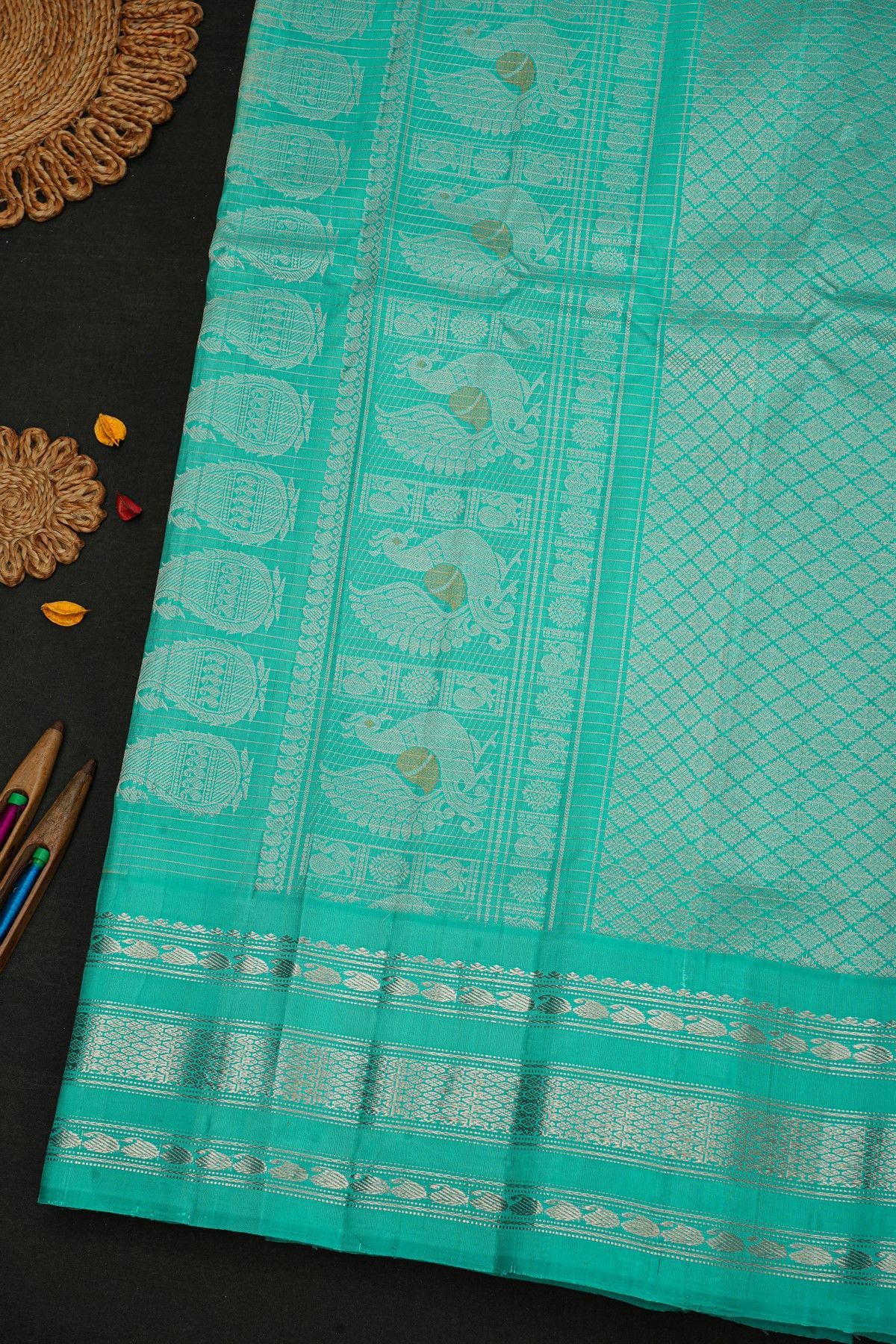 Gadwal Silk Cream Saree With Floral And Mango Paisley Border