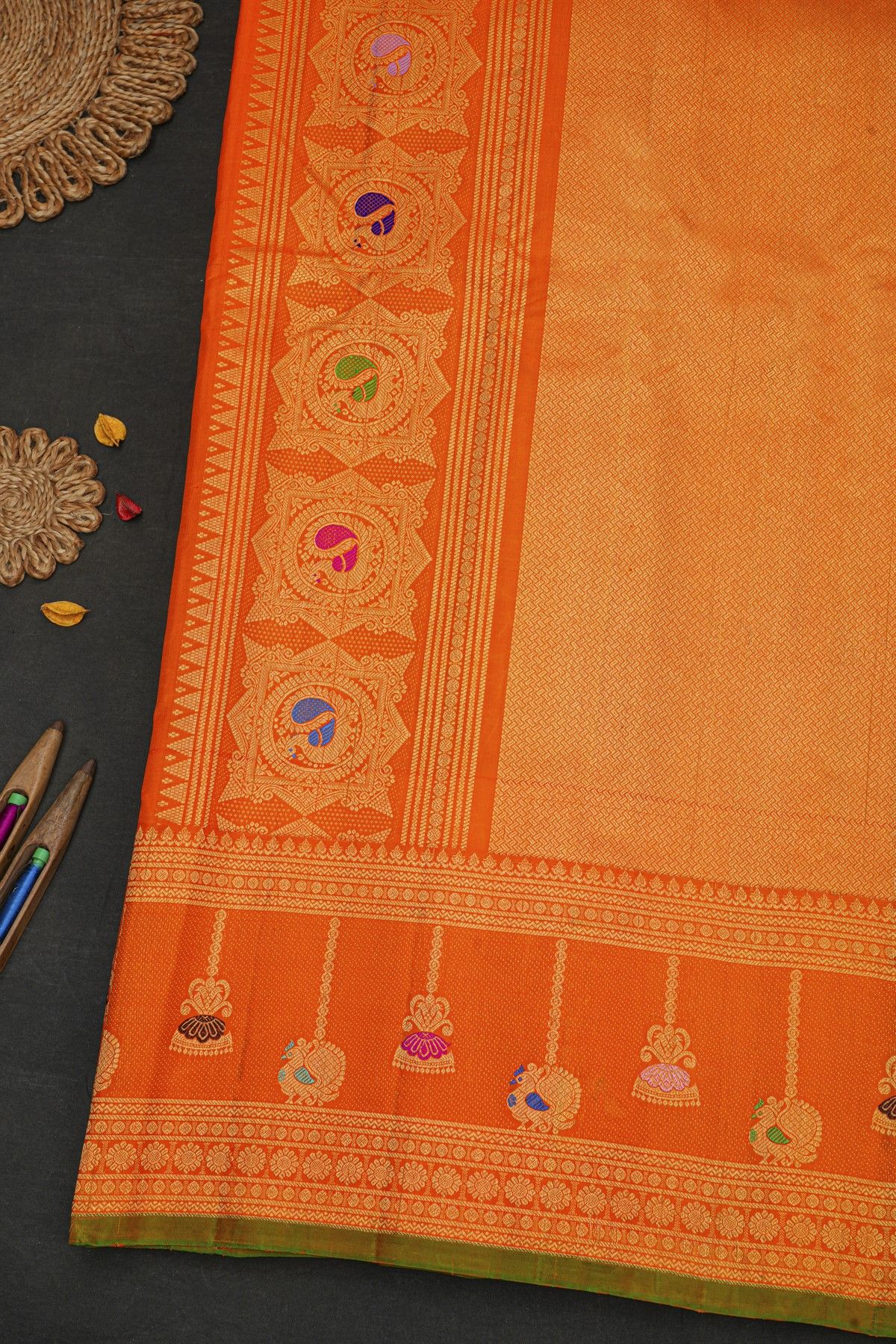 Gadwal Silk Navy Blue Saree With Contrast Kuttu Border