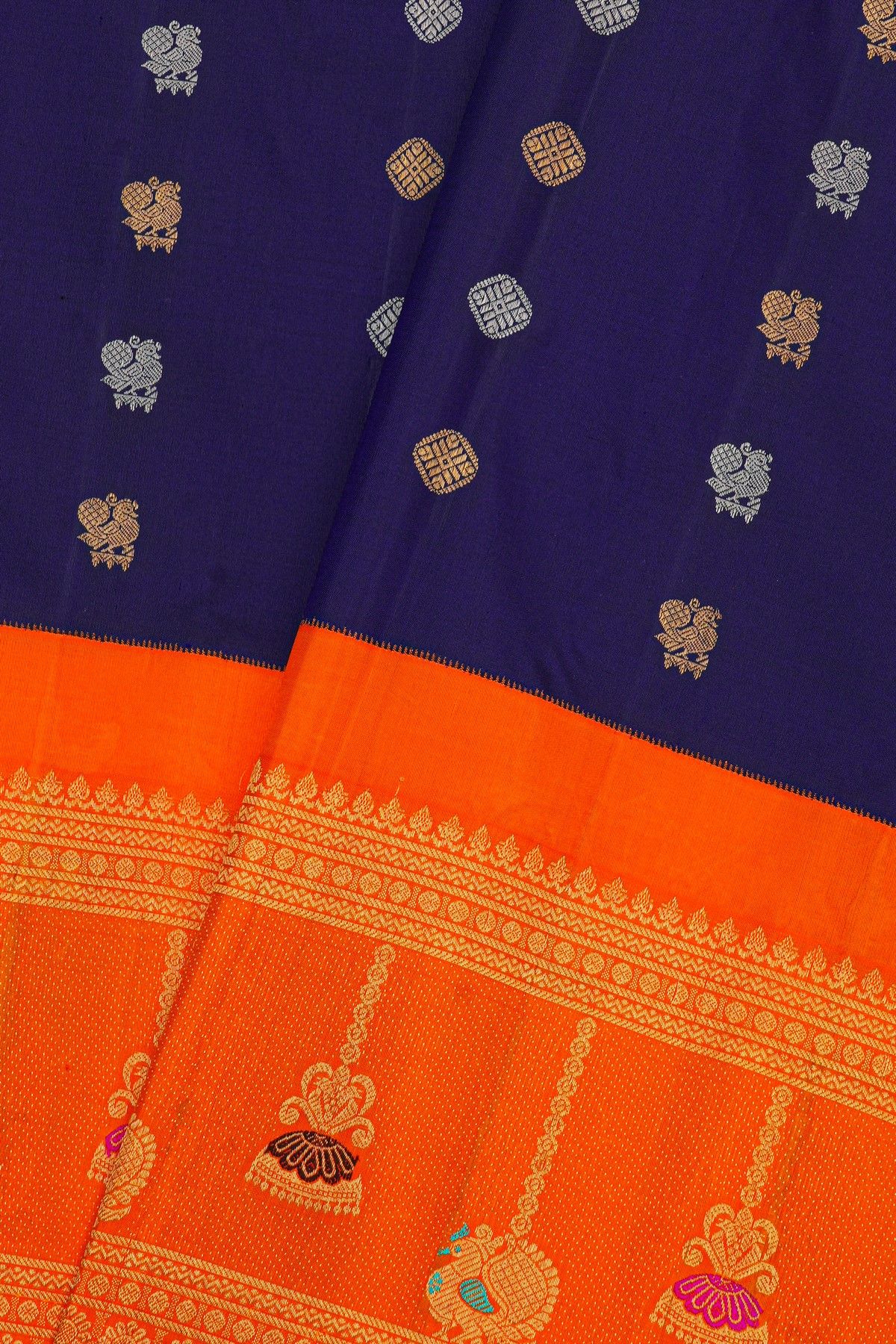 Gadwal Silk Navy Blue Saree With Contrast Kuttu Border