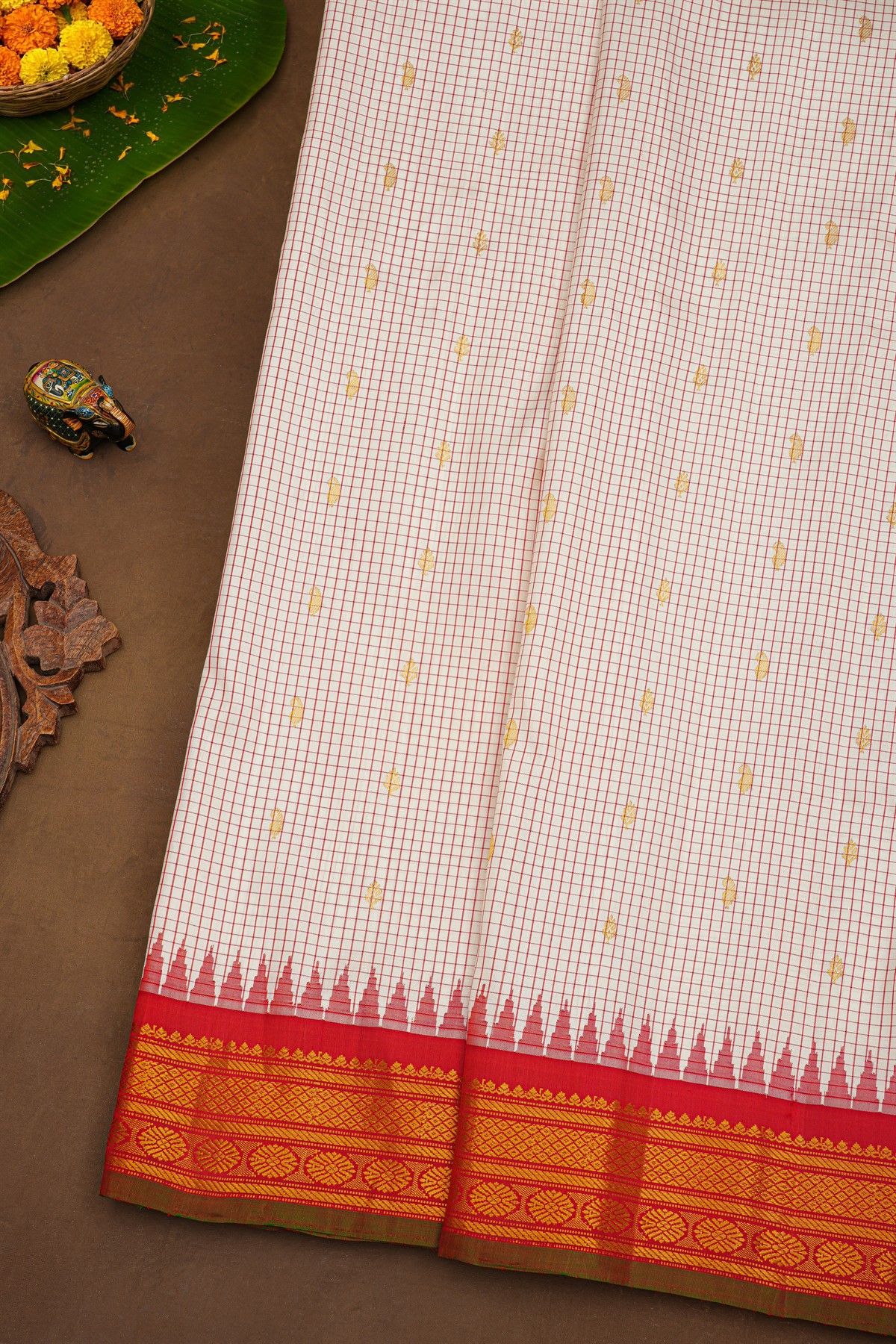 Gadwal Silk Off White Saree With Floral Brocade Pallu