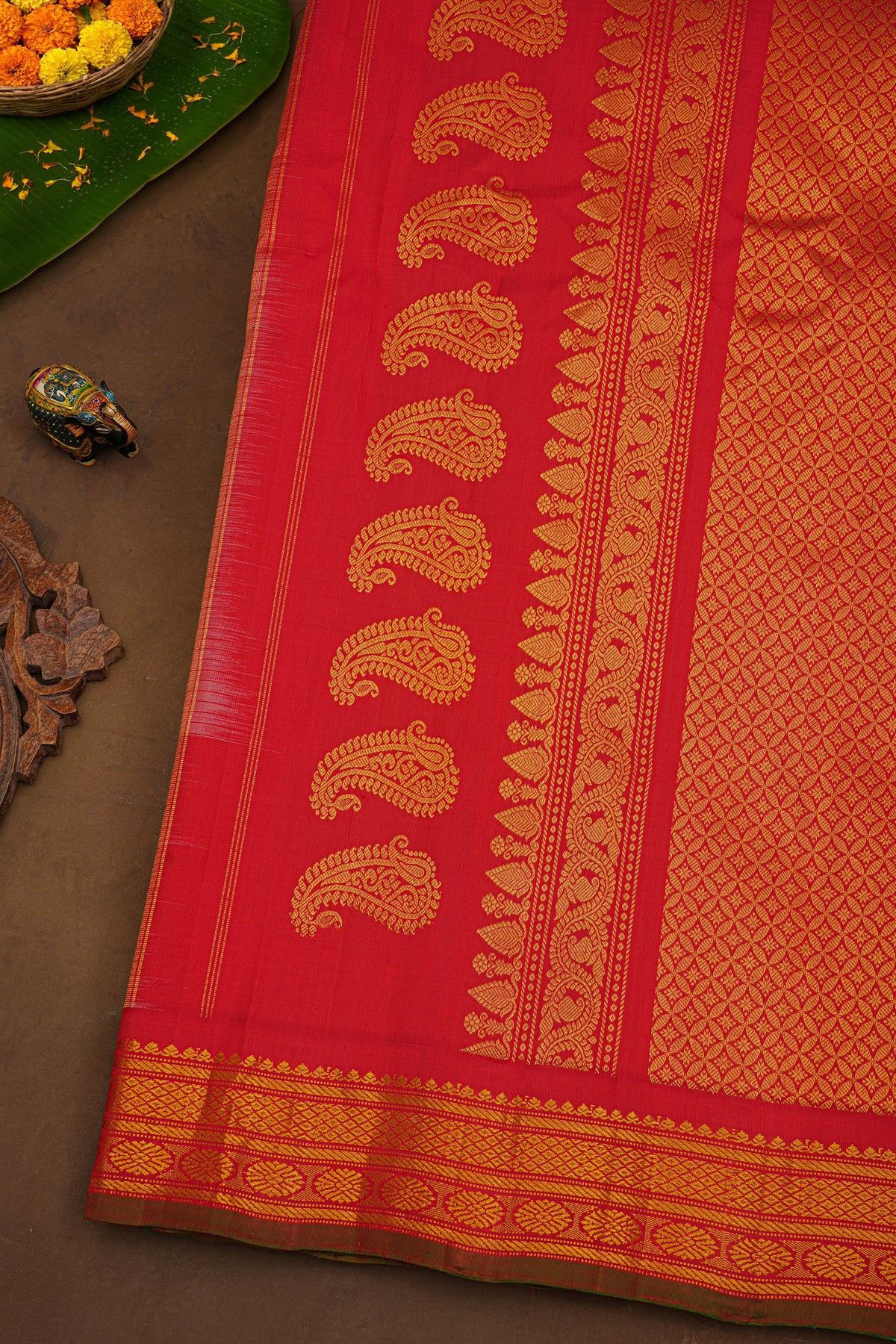 Gadwal Silk Off White Saree With Floral Brocade Pallu