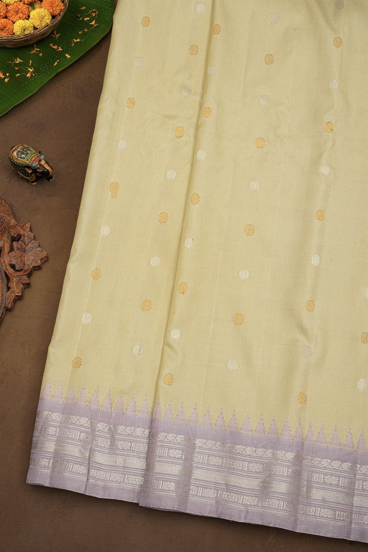Gadwal Silk Cream Saree With Floral Brocade Pallu
