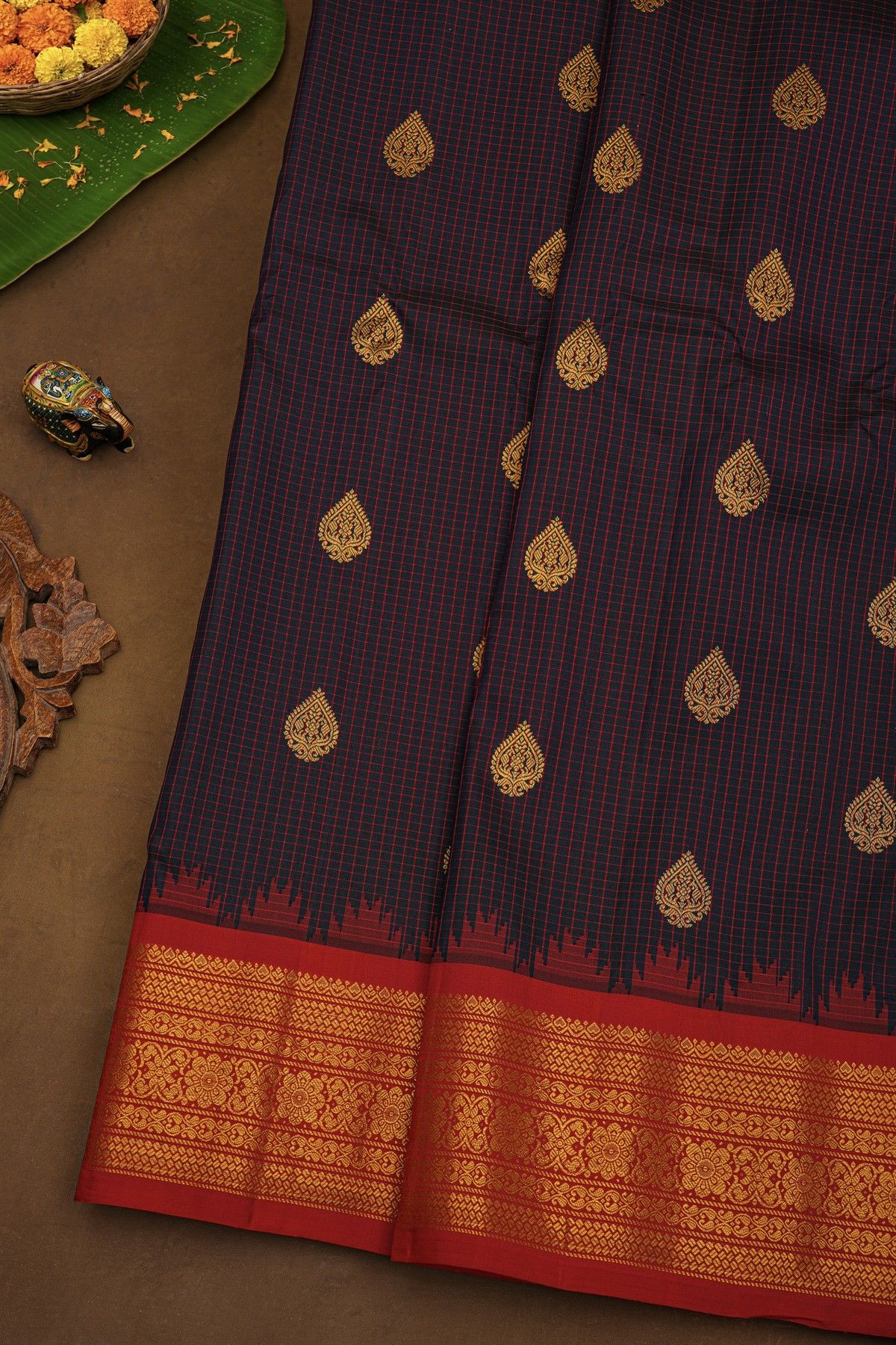 Gadwal Silk Navy Blue Saree With Florals And Leaves With Diamonds Border