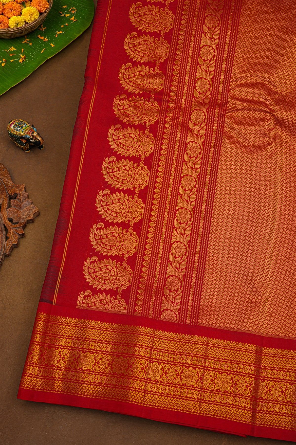 Gadwal Silk Navy Blue Saree With Florals And Leaves With Diamonds Border