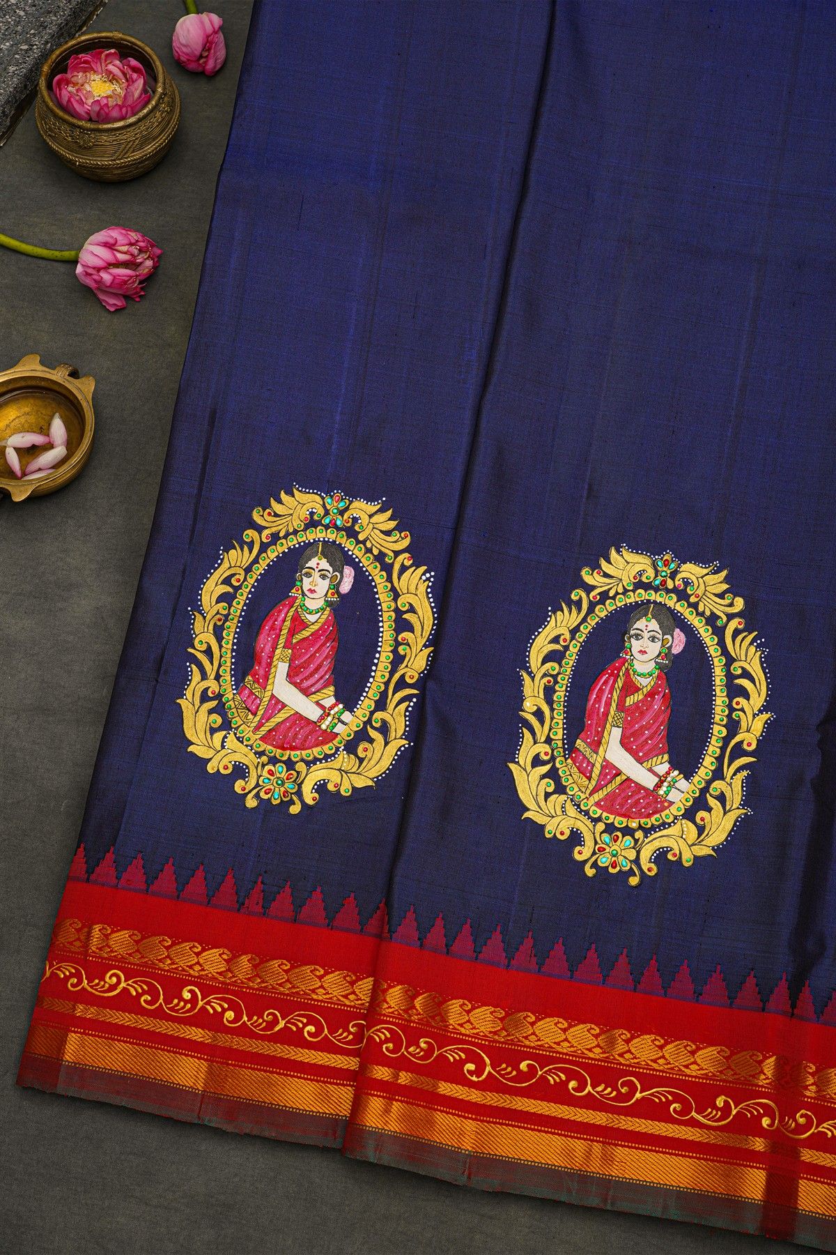 Gadwal Silk Navy Blue Saree With Queen Medallion Motifs Border And Brocade Pallu