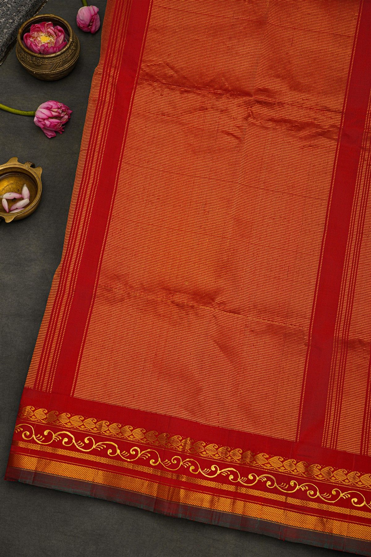 Gadwal Silk Navy Blue Saree With Queen Medallion Motifs Border And Brocade Pallu