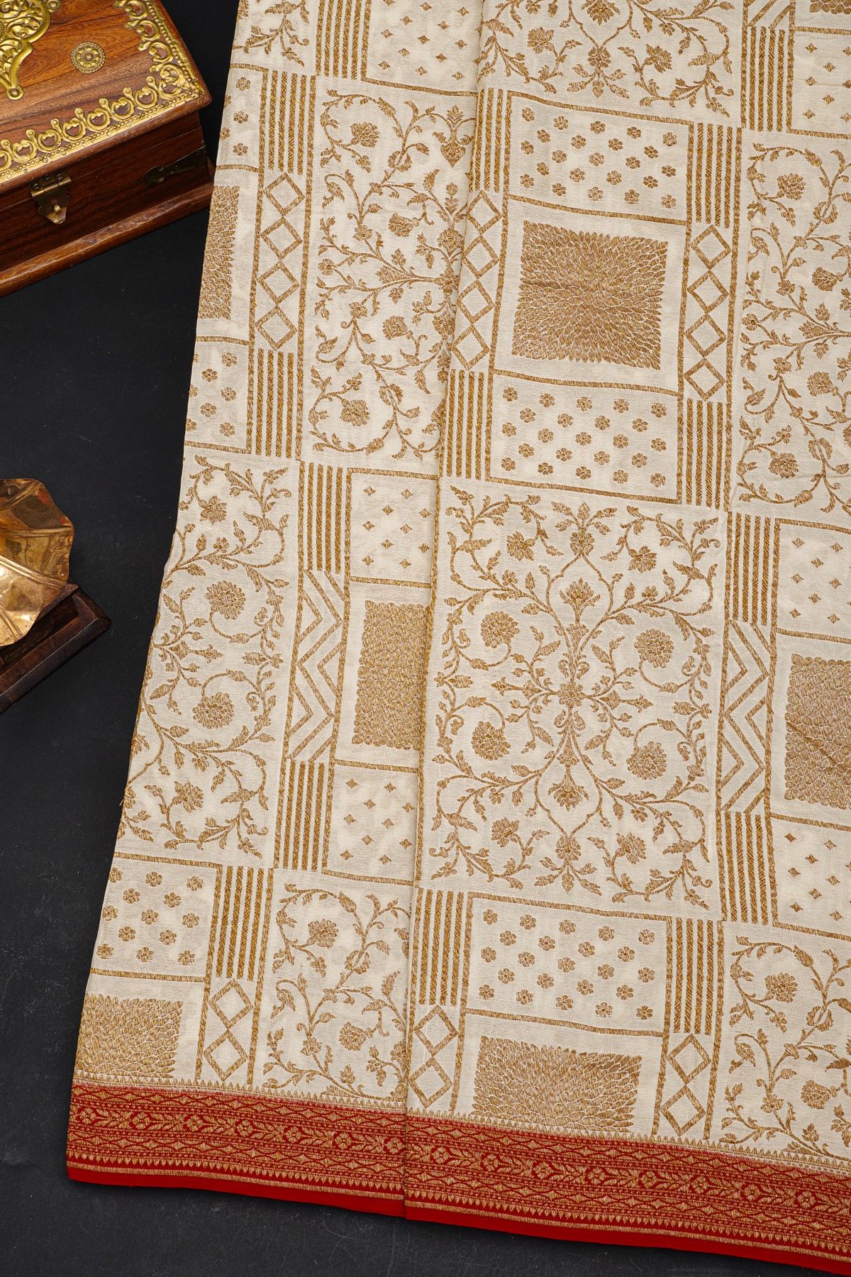 Fancy Georgette Off White Saree With Florals And Leaves Body And Contrast Florals And Leaves Border