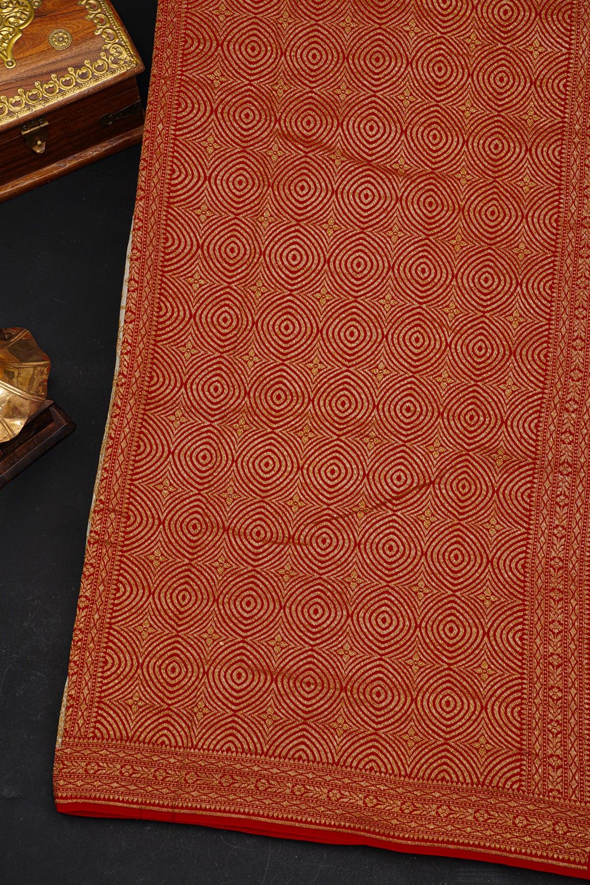 Fancy Georgette Off White Saree With Florals And Leaves Body And Contrast Florals And Leaves Border