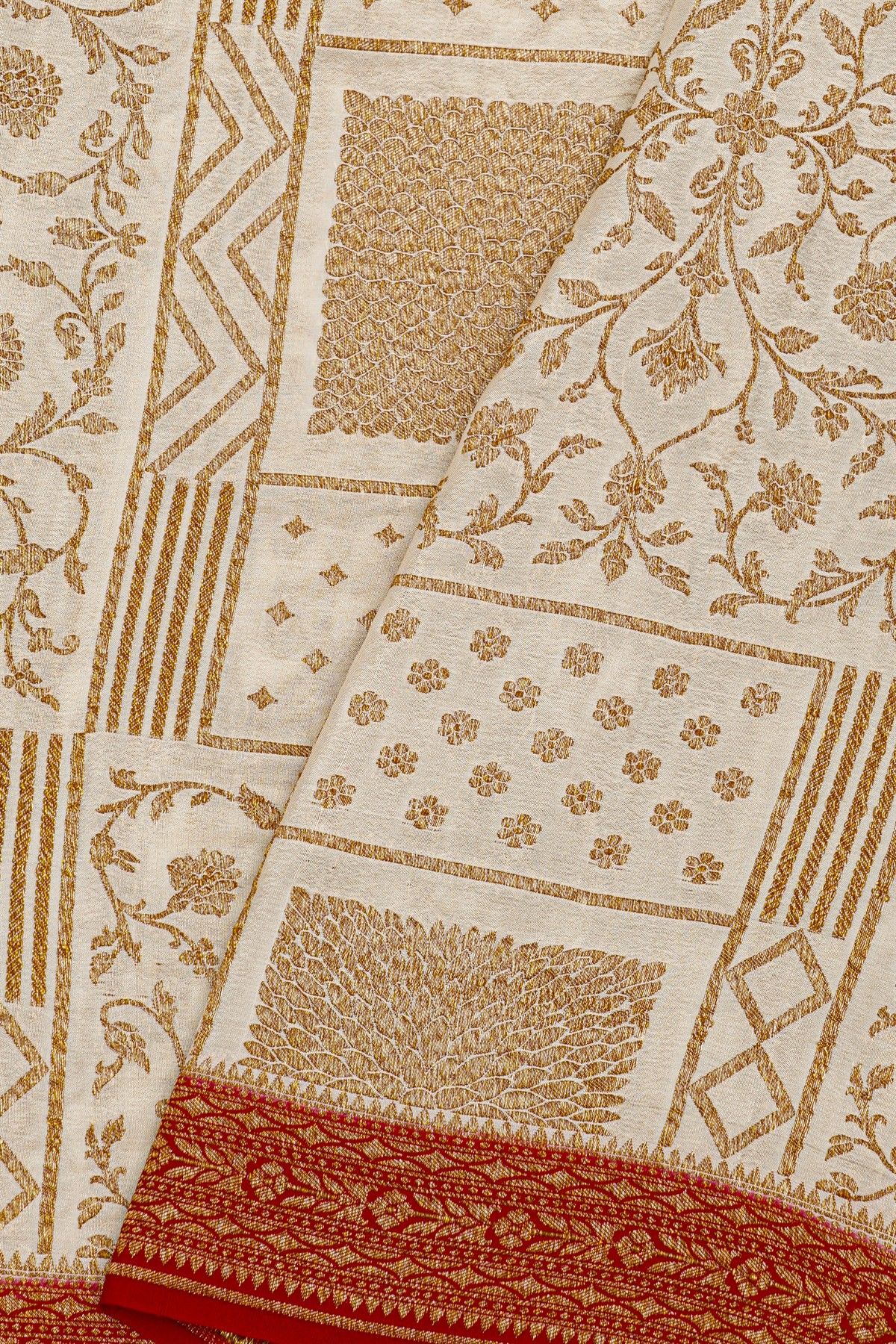 Fancy Georgette Off White Saree With Florals And Leaves Body And Contrast Florals And Leaves Border