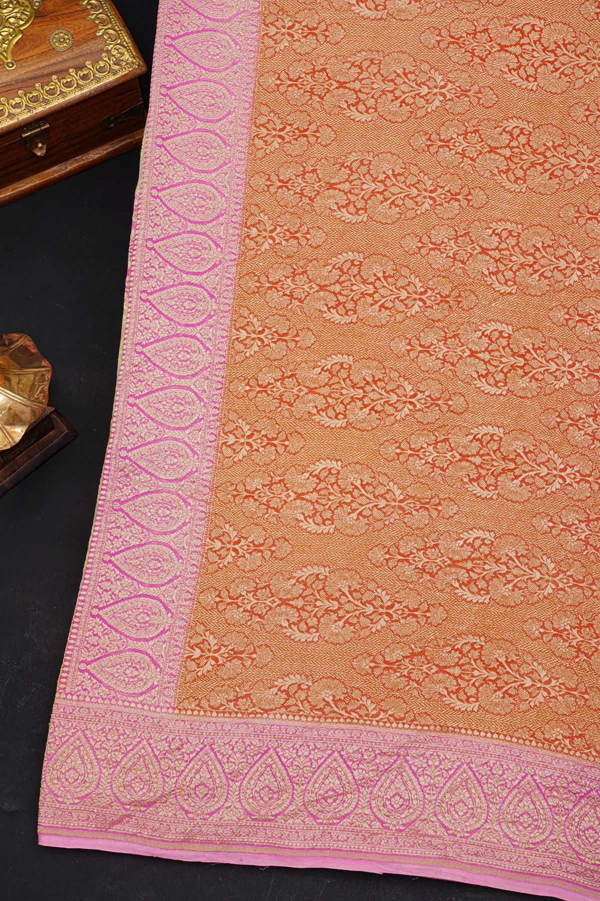 Fancy Georgette Off White Saree With Florals With Leaves Body And Self Florals And Leaves Jaal Border