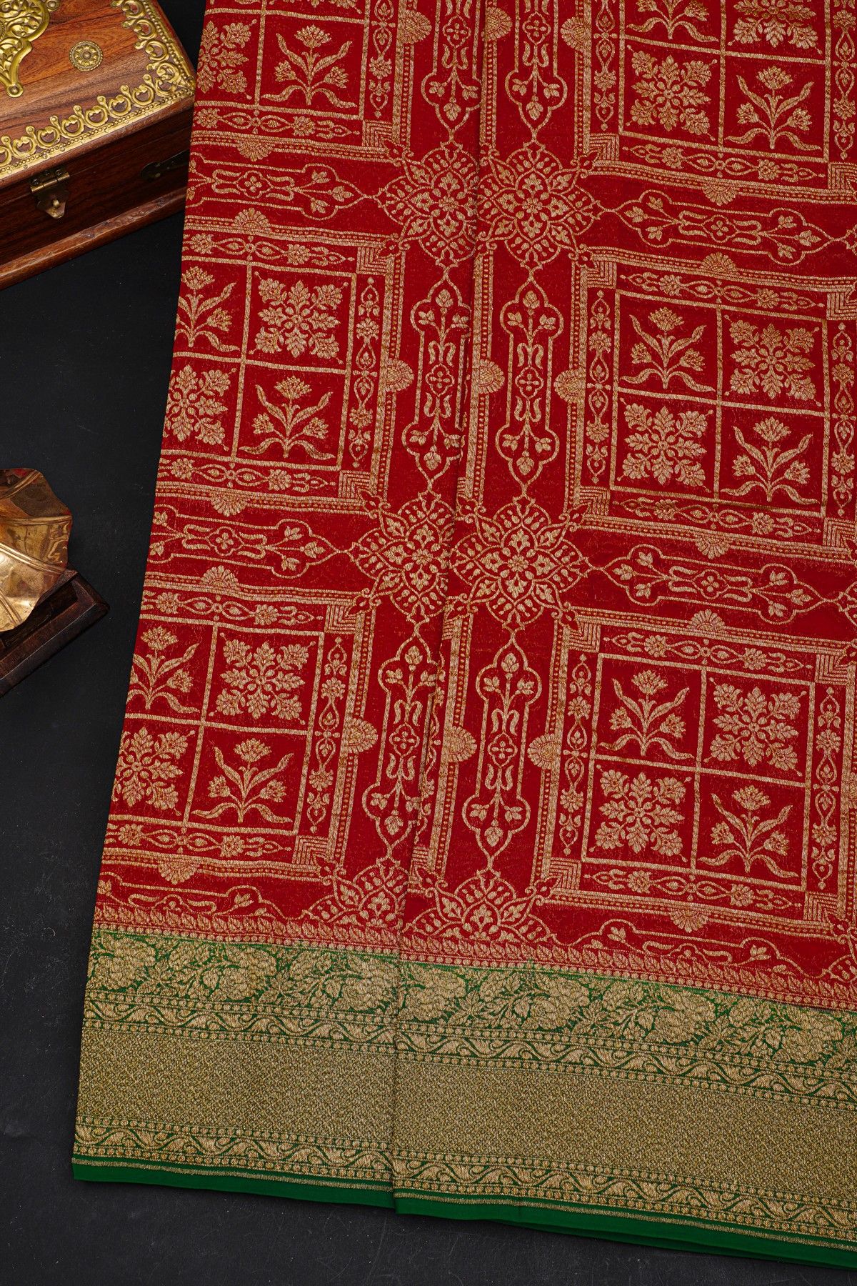 Fancy Georgette Maroon Saree With Florals And Leaves Body And Contrast Florals And Leaves With Kaadi Border