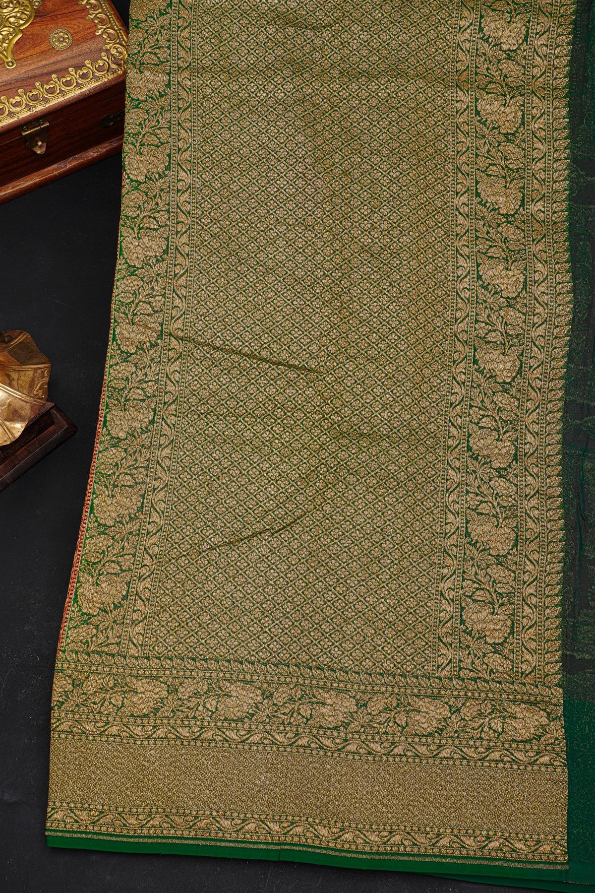 Fancy Georgette Maroon Saree With Florals And Leaves Body And Contrast Florals And Leaves With Kaadi Border