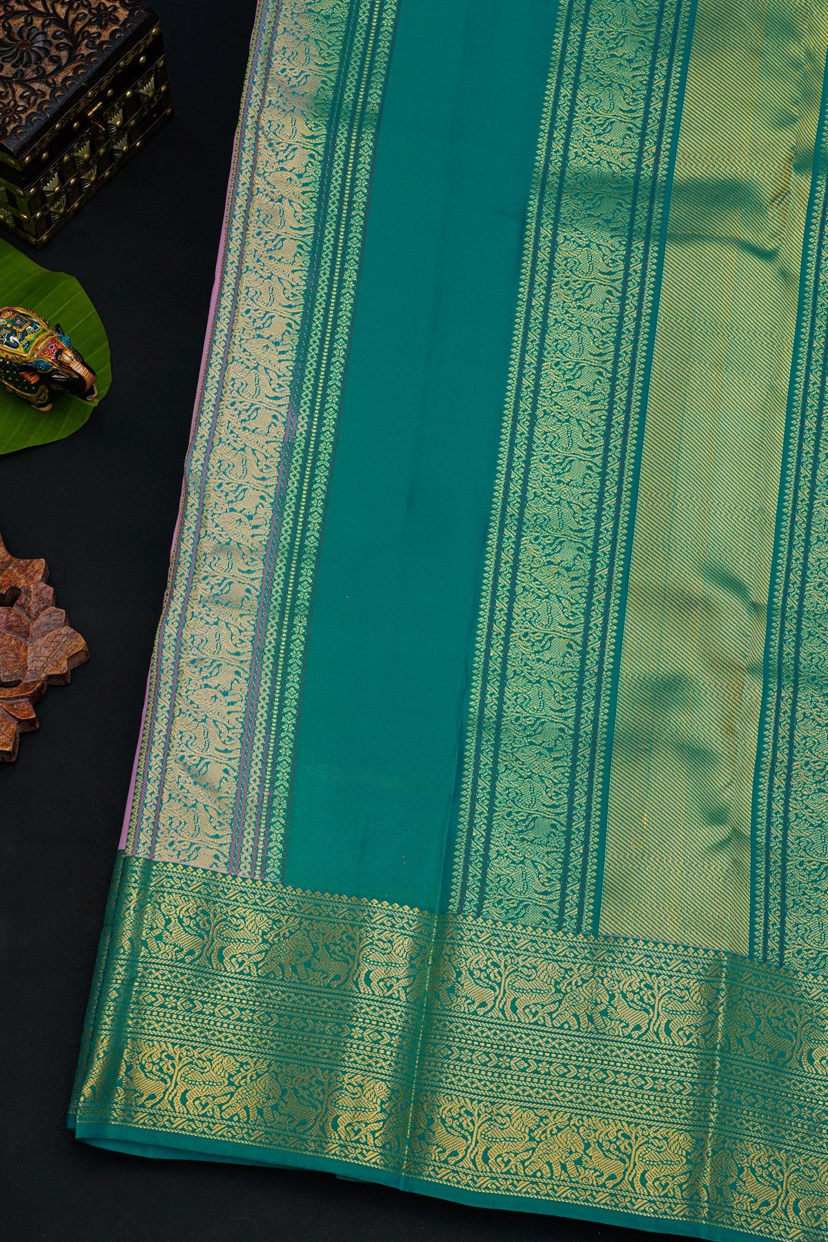 Kancheepuram Silk Lavender Saree With Florals And leaves In Zari