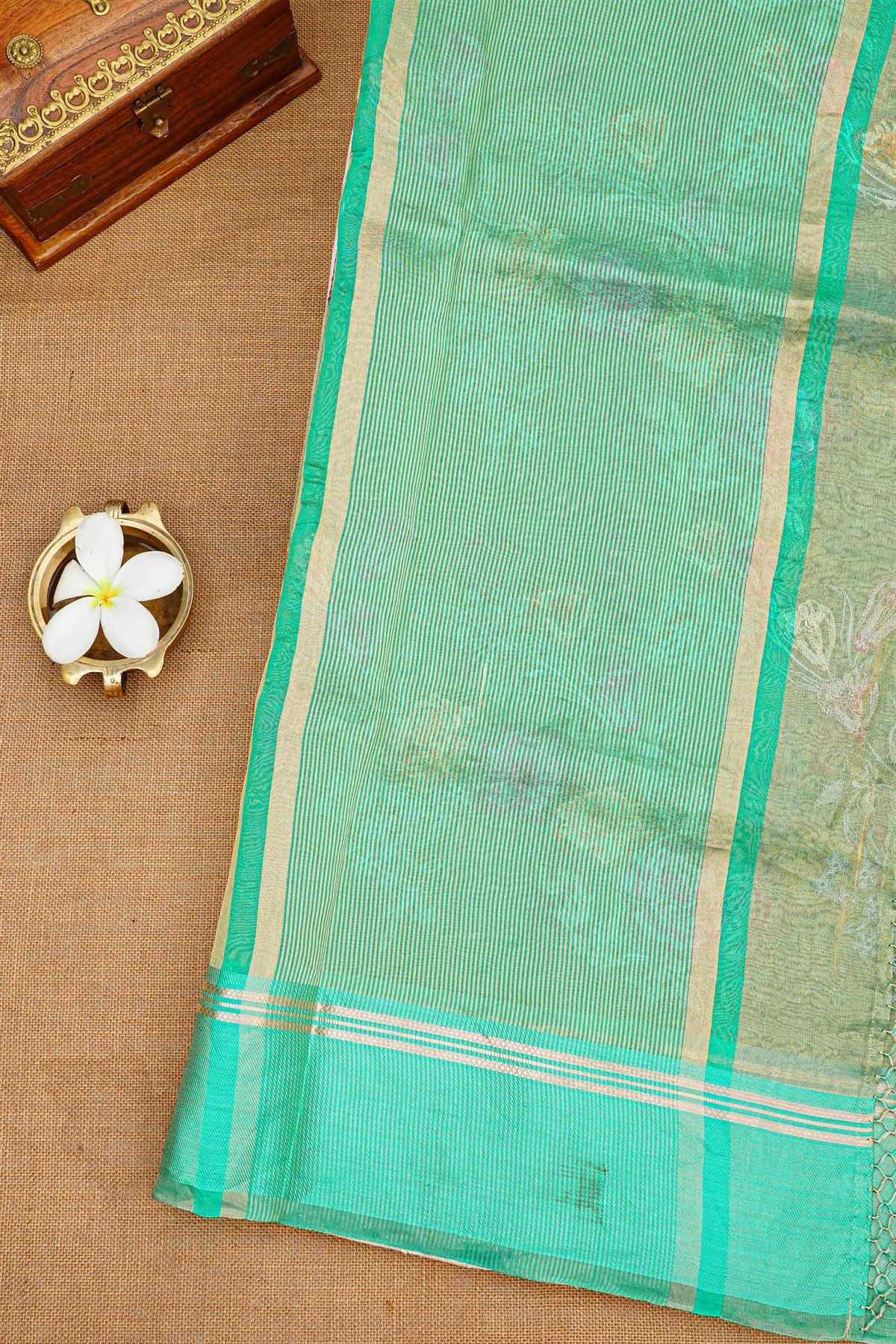Fancy Kora Dual Colour Saree With Florals And Leaves In Thread Work Body And Contrast Cross Lines Border