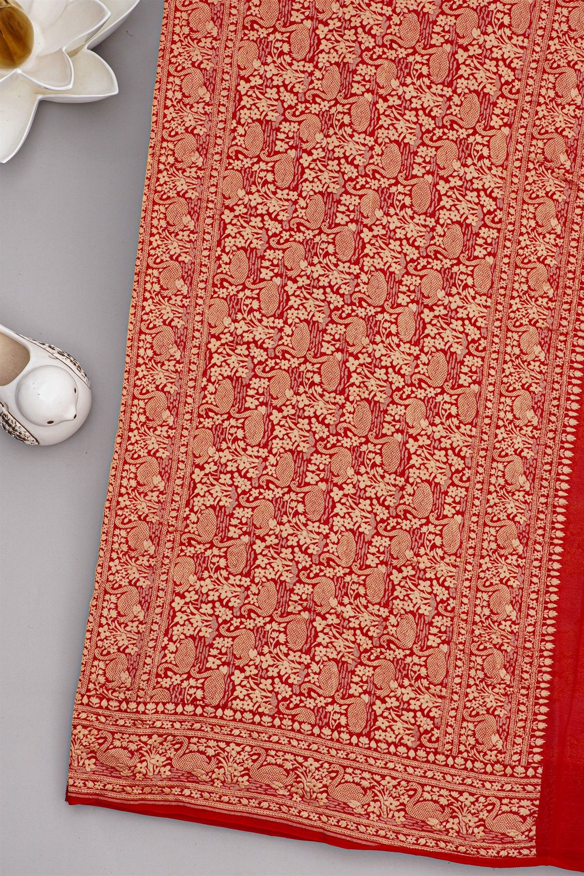 Banarasi Georgette Off White Saree With Florals, Leaves And Swans Body