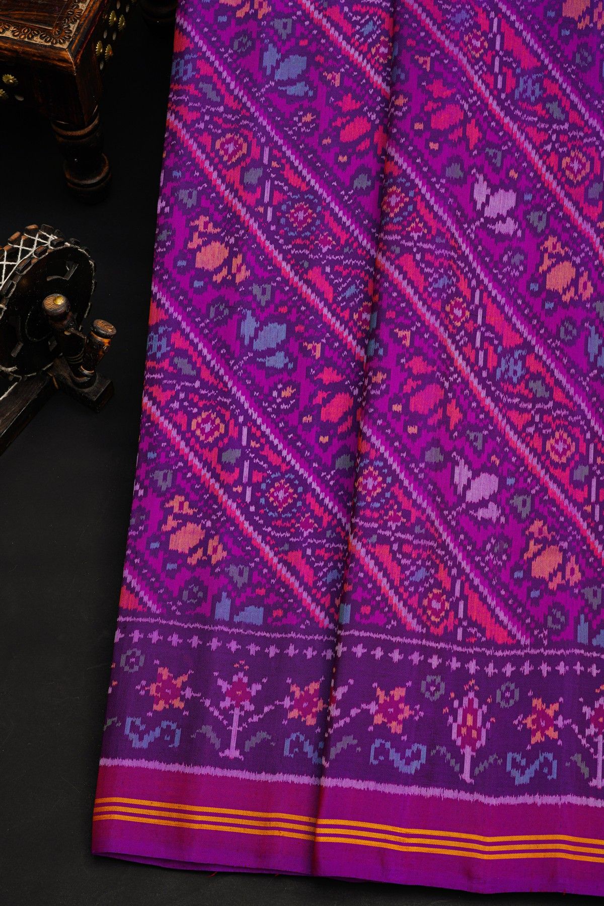 Patola Silk Dual Colour Saree With All Over Florals Design In Cross Lines