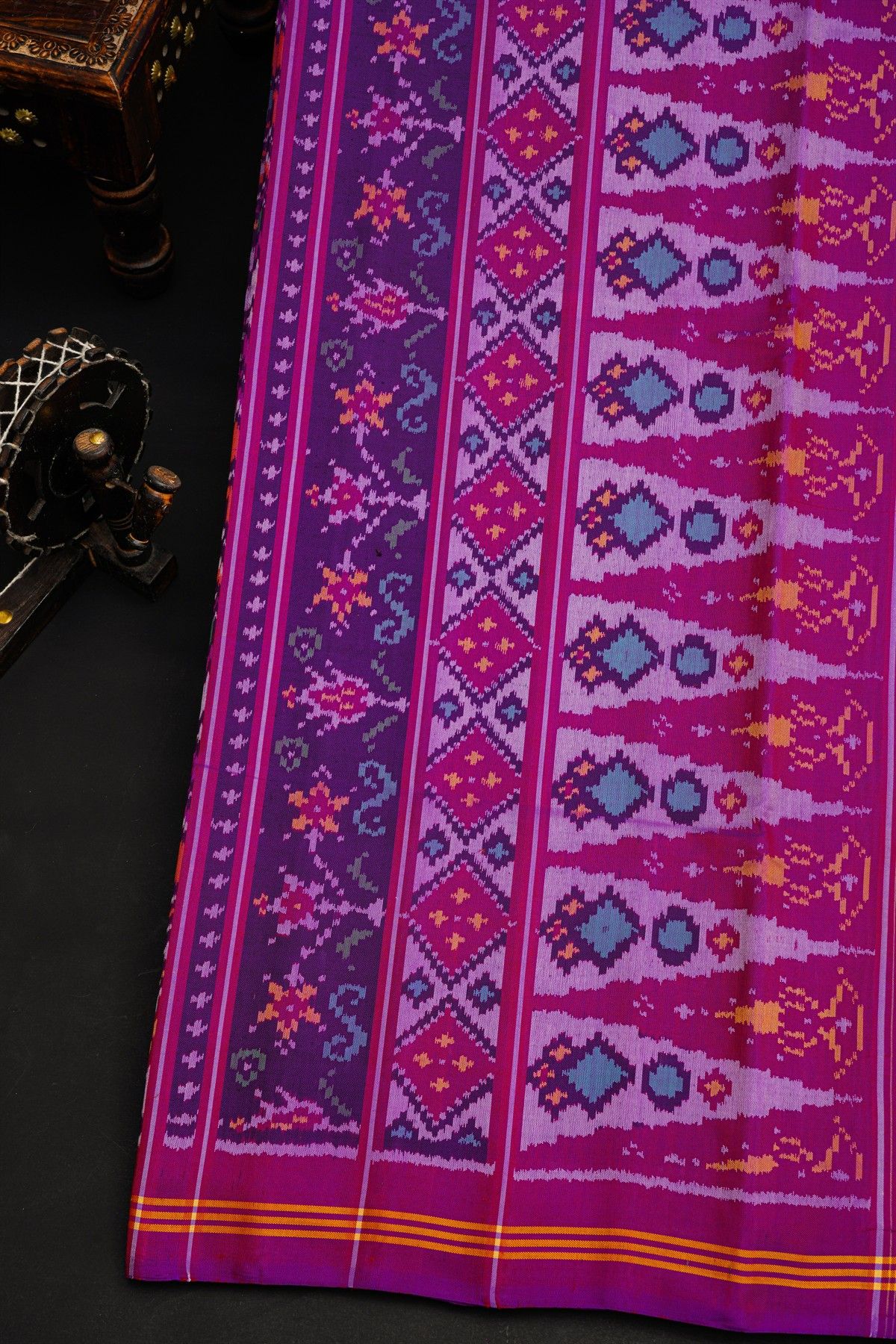 Patola Silk Dual Colour Saree With All Over Florals Design In Cross Lines