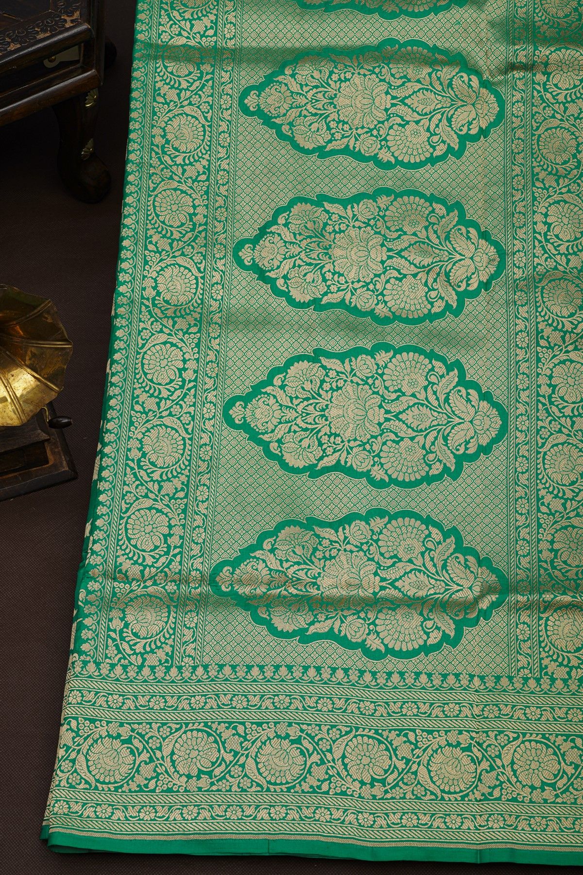 Banarasi Silk Sea Green Saree With Floral And Leaf Jaal Body