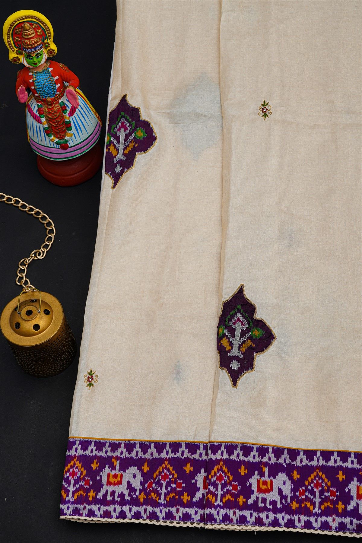Fusion Silk Off-White Saree With Florals And Elephants Border