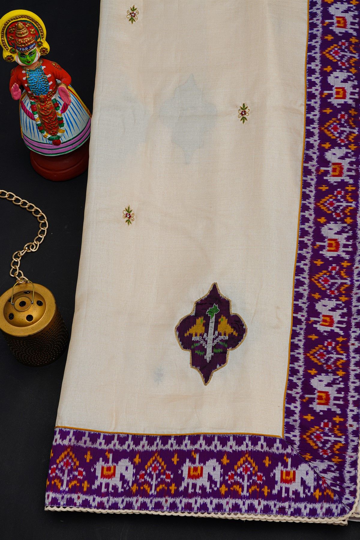 Fusion Silk Off-White Saree With Florals And Elephants Border