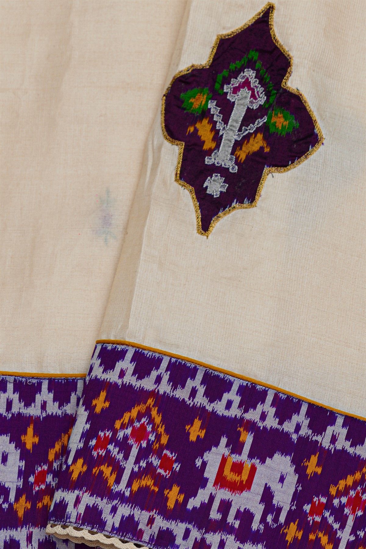 Fusion Silk Off-White Saree With Florals And Elephants Border