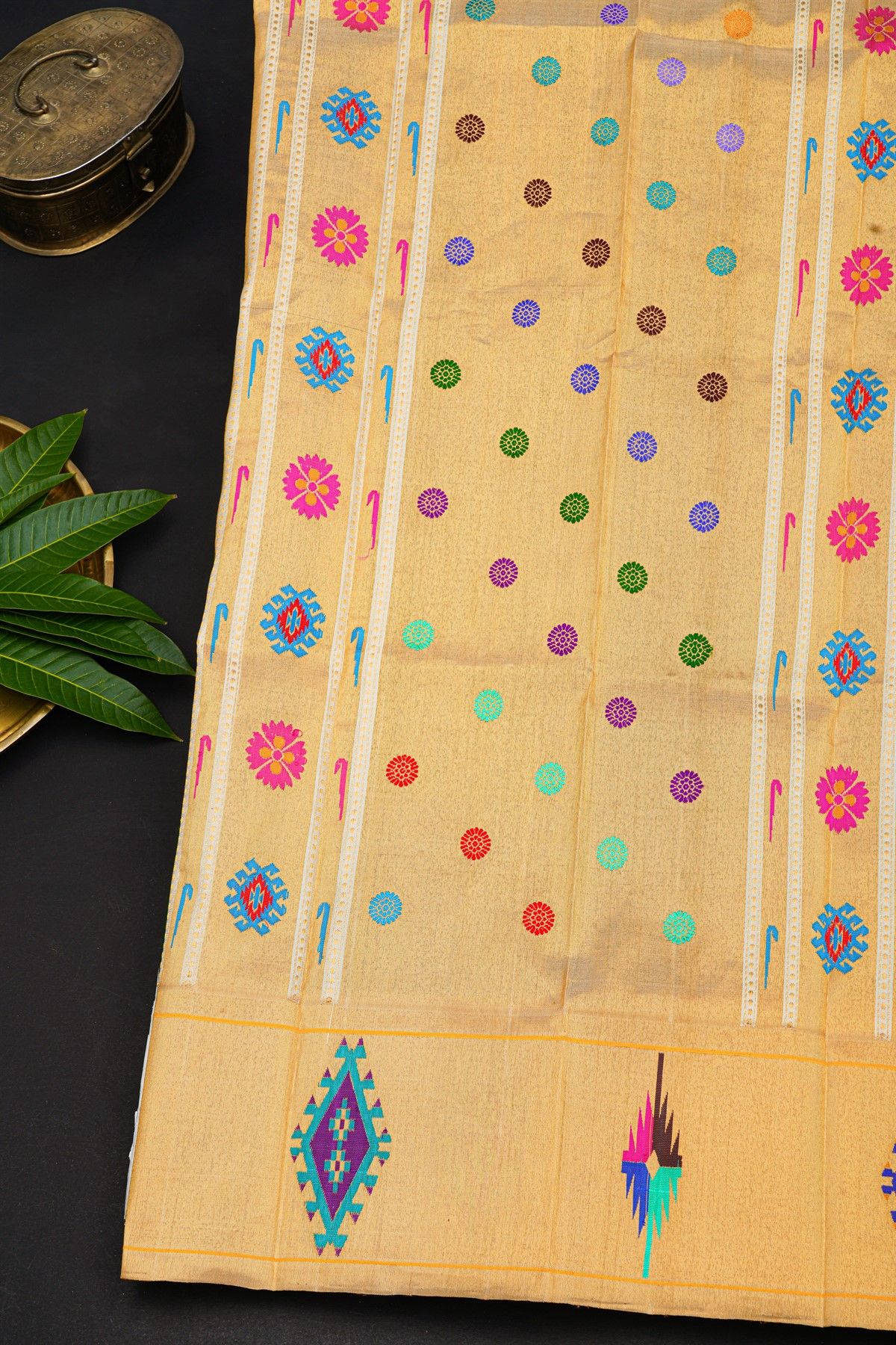 Gadwal Silk Bottle Green Saree With Floral And Muniya Paithani Pallu