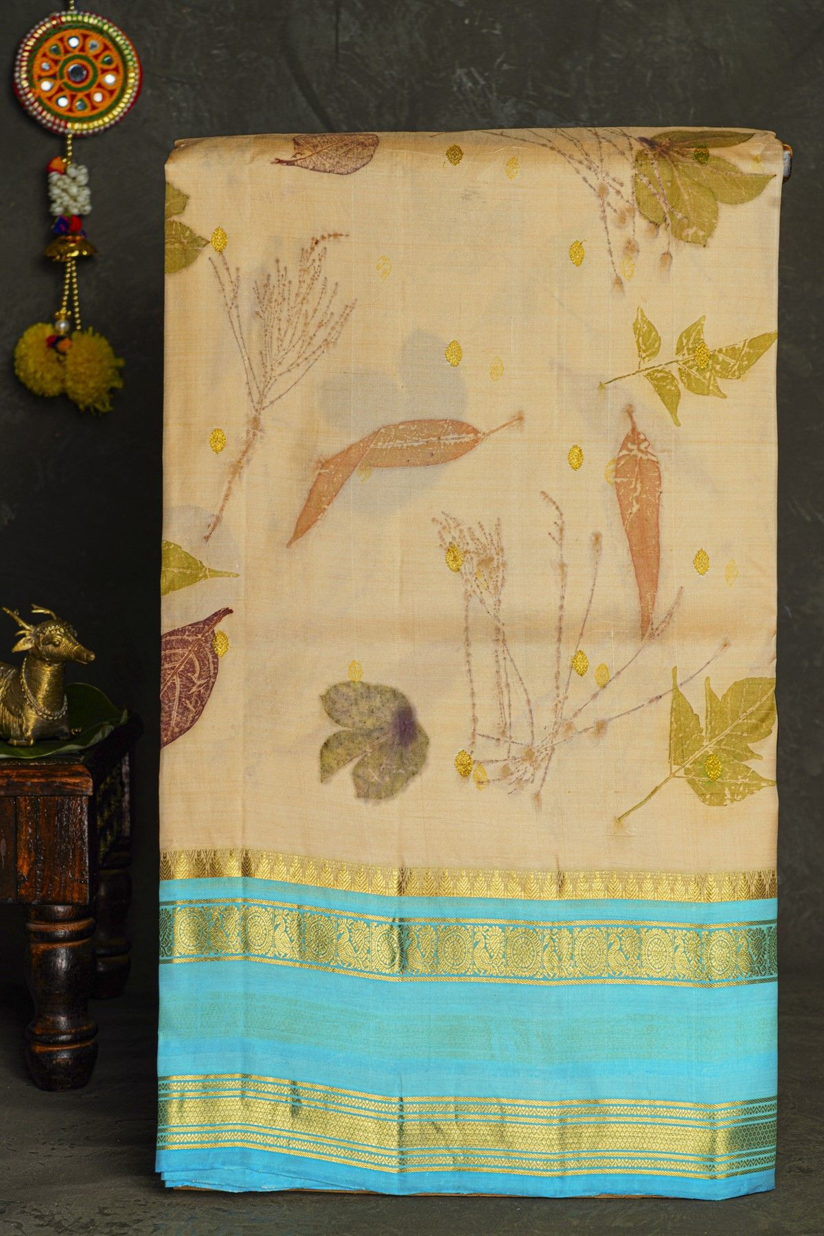 Gadwal Silk Cream Saree With Florals And Peacocks Border
