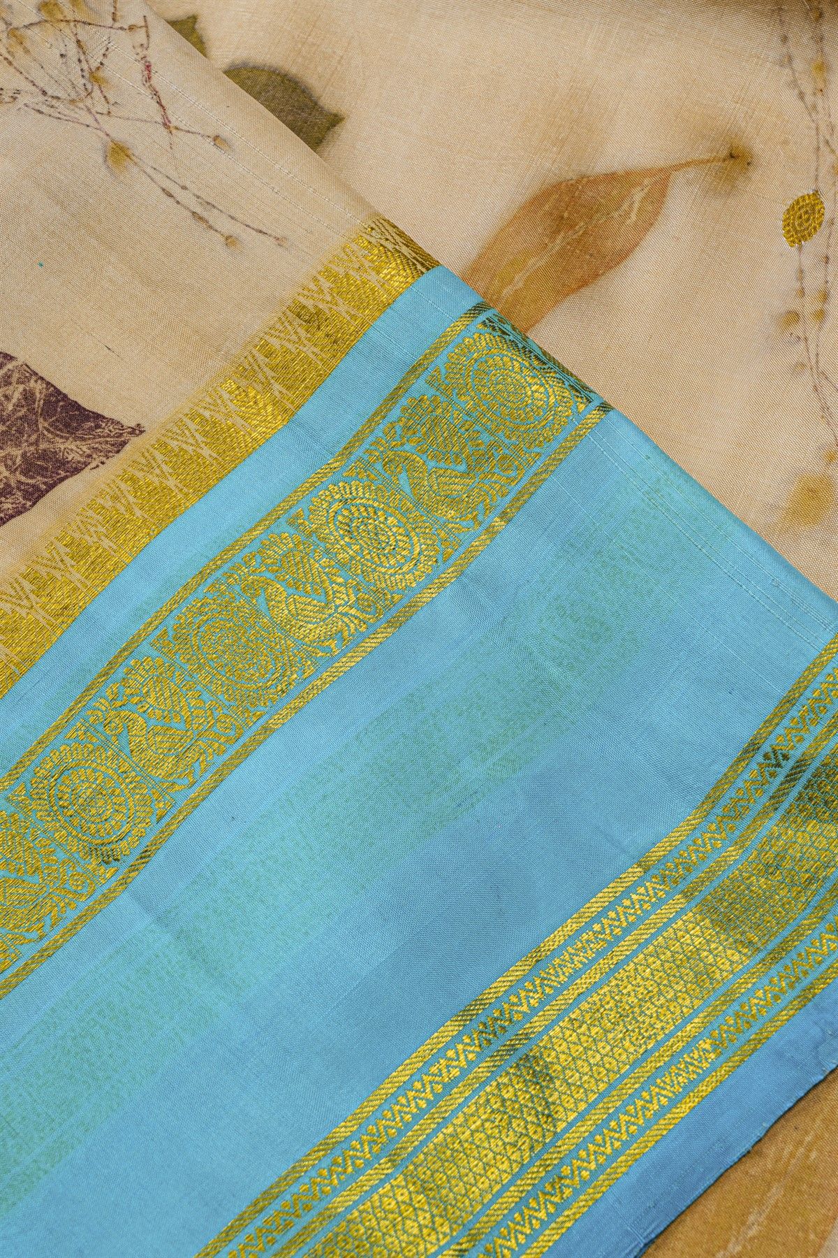 Gadwal Silk Cream Saree With Florals And Peacocks Border